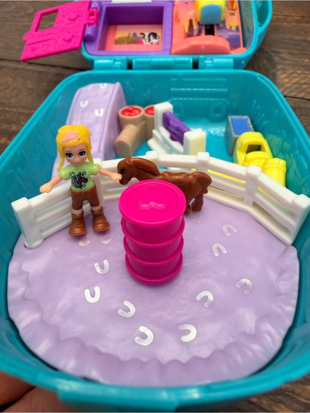 Mattel Polly Pocket Cactus Cowgirl Ranch Compact 2019 GKJ46 Case & Original Doll - Picture 3 of 12